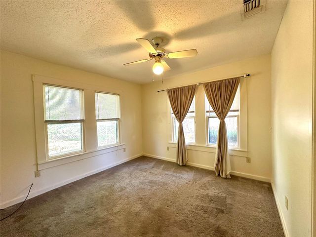 405 Mills ST, Smithville, TX 78957