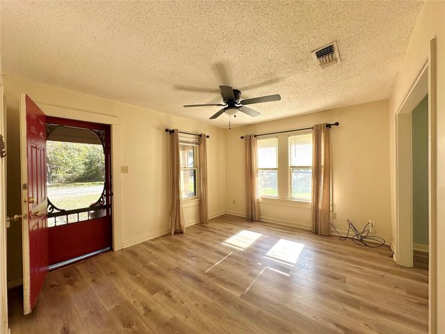 405 Mills ST, Smithville, TX 78957