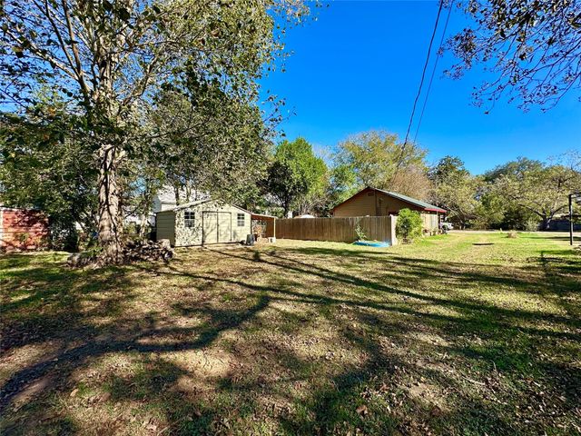 405 Mills ST, Smithville, TX 78957