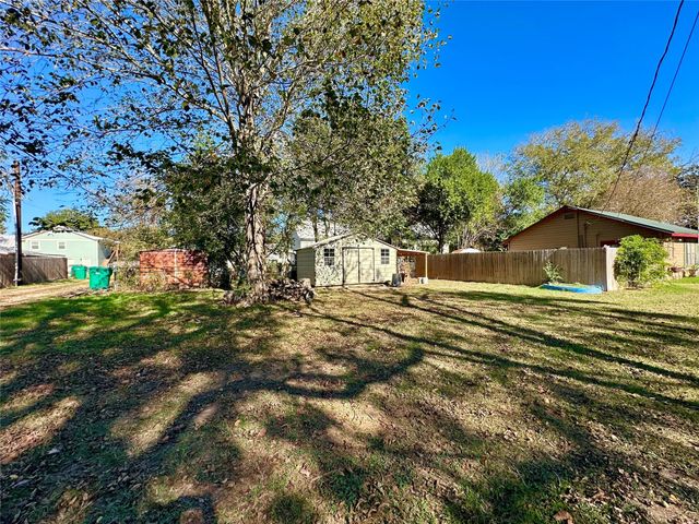 405 Mills ST, Smithville, TX 78957
