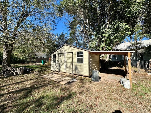 405 Mills ST, Smithville, TX 78957