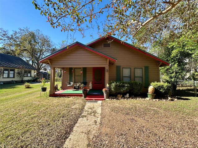 405 Mills ST, Smithville, TX 78957