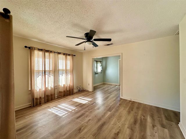 405 Mills ST, Smithville, TX 78957