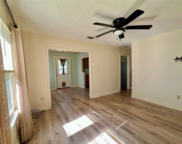 405 Mills ST, Smithville, TX 78957