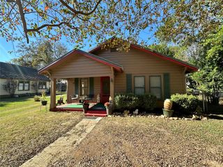 405 Mills ST, Smithville, TX 78957