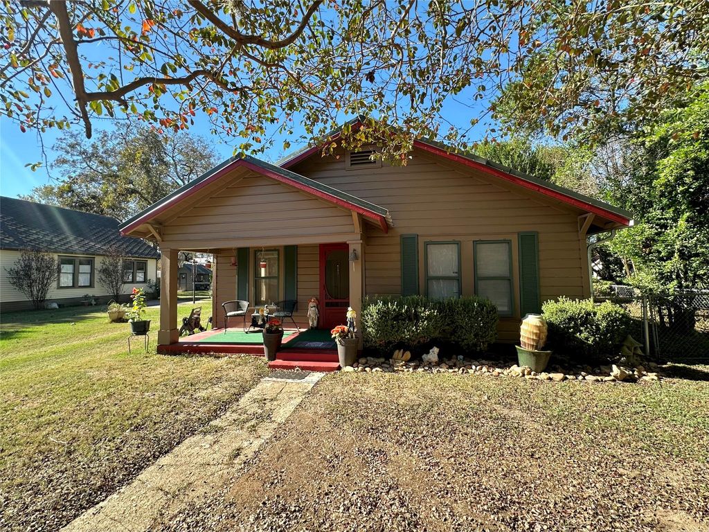 405 Mills ST, Smithville, TX 78957