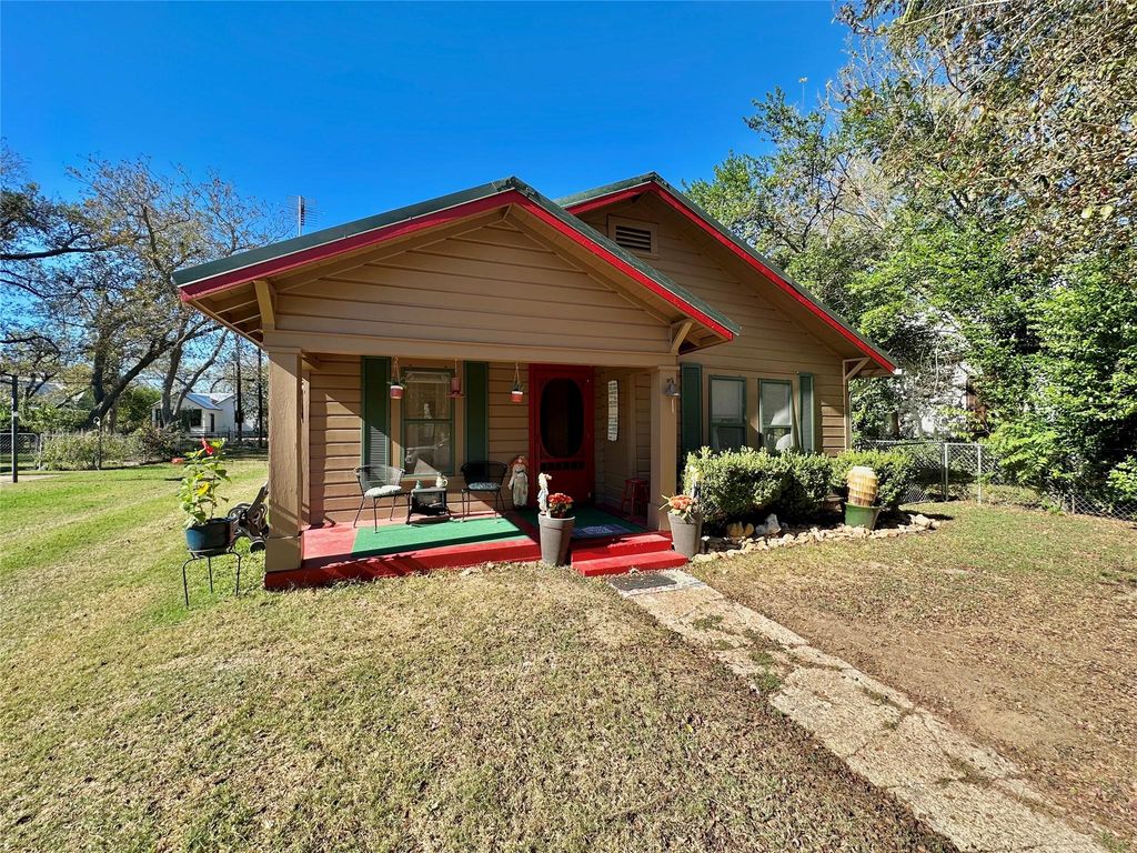 405 Mills ST, Smithville, TX 78957