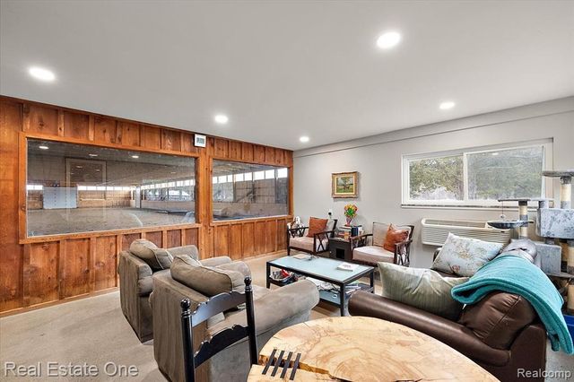 1050 Oxbow Lake Road, White Lake, MI 48386