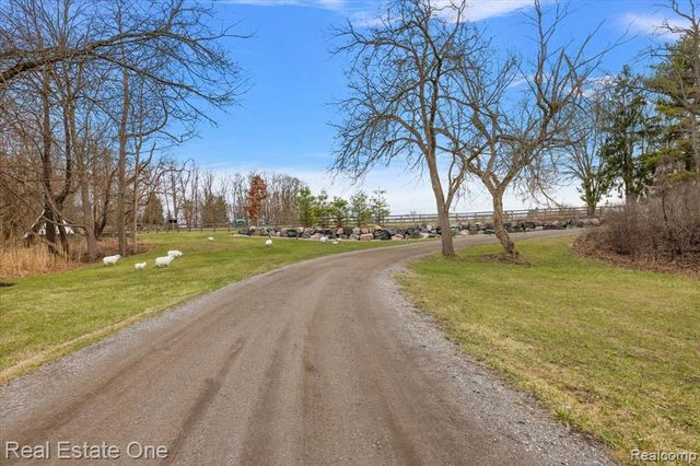 1050 Oxbow Lake Road, White Lake, MI 48386