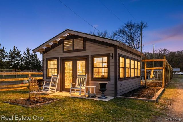 1050 Oxbow Lake Road, White Lake, MI 48386