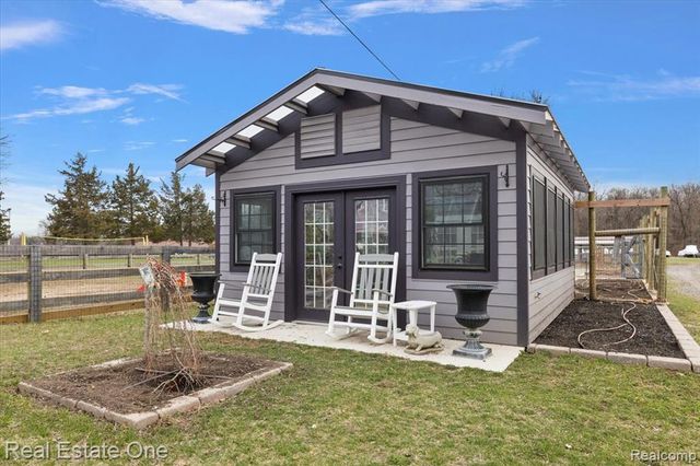 1050 Oxbow Lake Road, White Lake, MI 48386