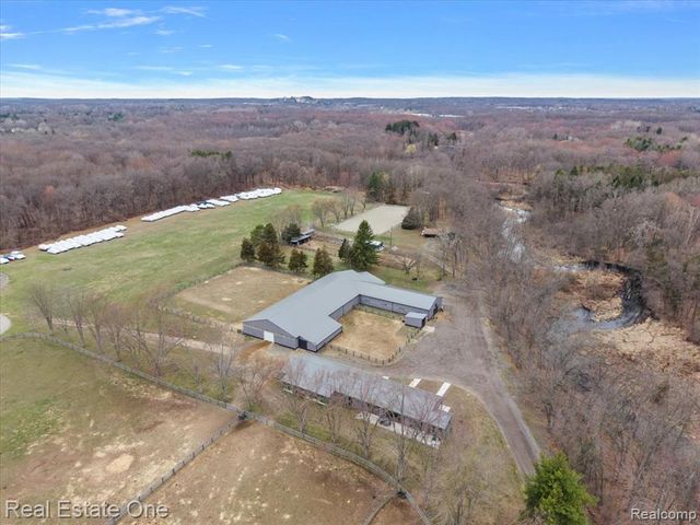 1050 Oxbow Lake Road, White Lake, MI 48386