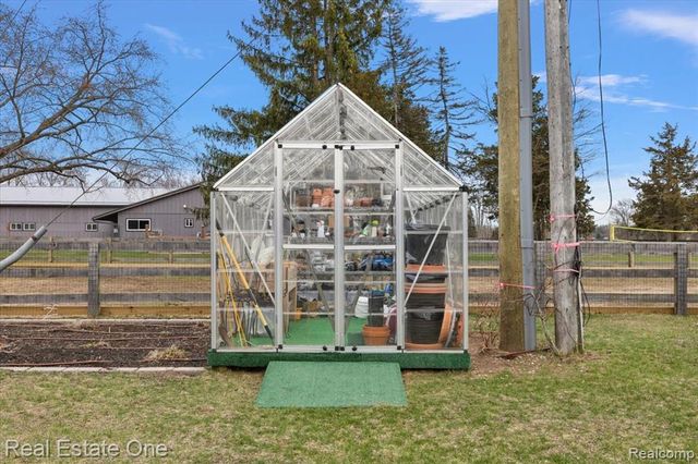1050 Oxbow Lake Road, White Lake, MI 48386
