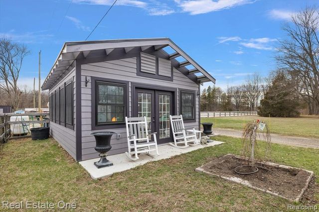 1050 Oxbow Lake Road, White Lake, MI 48386
