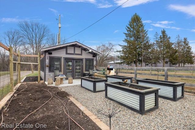 1050 Oxbow Lake Road, White Lake, MI 48386