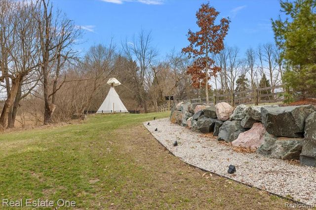 1050 Oxbow Lake Road, White Lake, MI 48386