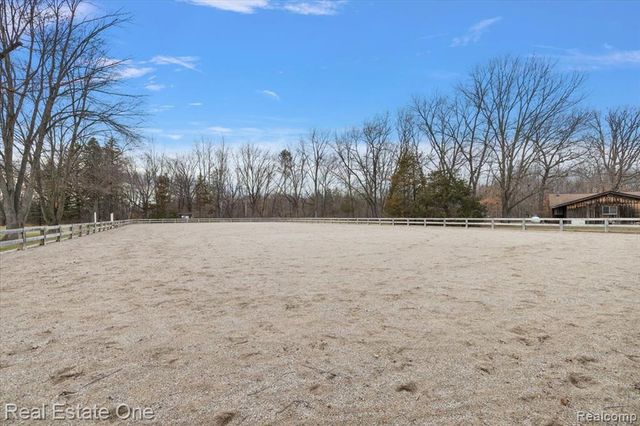 1050 Oxbow Lake Road, White Lake, MI 48386