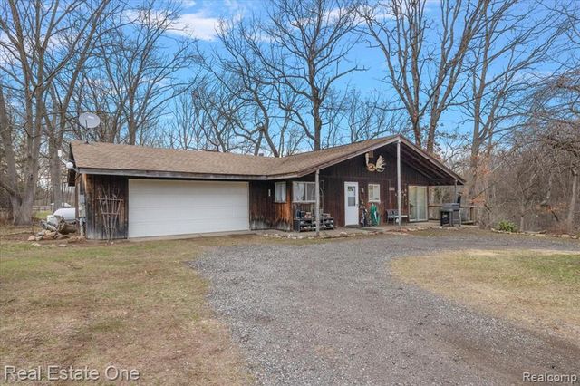 1050 Oxbow Lake Road, White Lake, MI 48386
