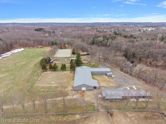 1050 Oxbow Lake Road, White Lake, MI 48386