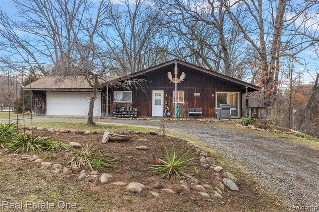 1050 Oxbow Lake Road, White Lake, MI 48386