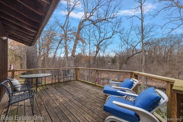 1050 Oxbow Lake Road, White Lake, MI 48386