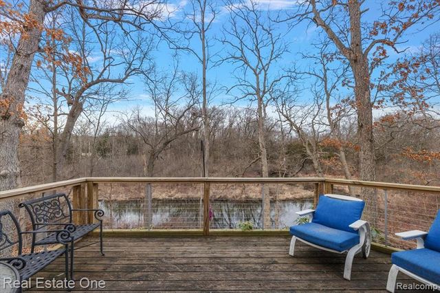 1050 Oxbow Lake Road, White Lake, MI 48386