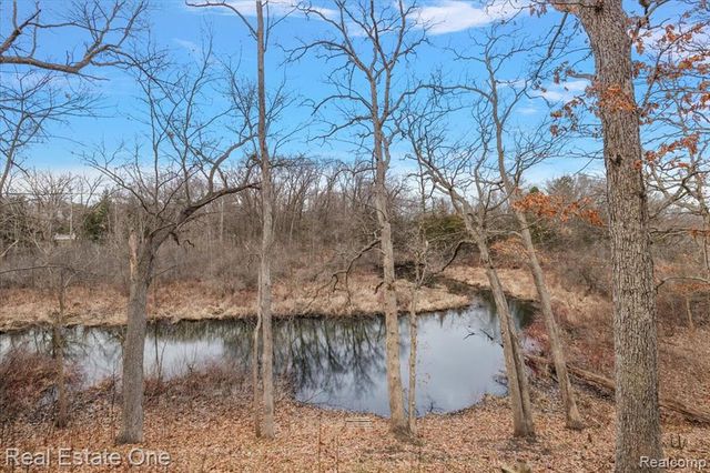 1050 Oxbow Lake Road, White Lake, MI 48386