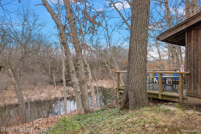 1050 Oxbow Lake Road, White Lake, MI 48386