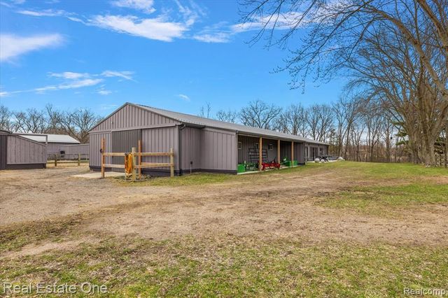 1050 Oxbow Lake Road, White Lake, MI 48386
