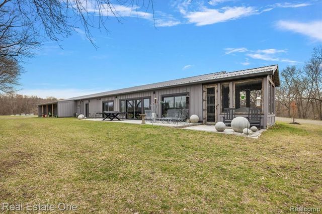 1050 Oxbow Lake Road, White Lake, MI 48386