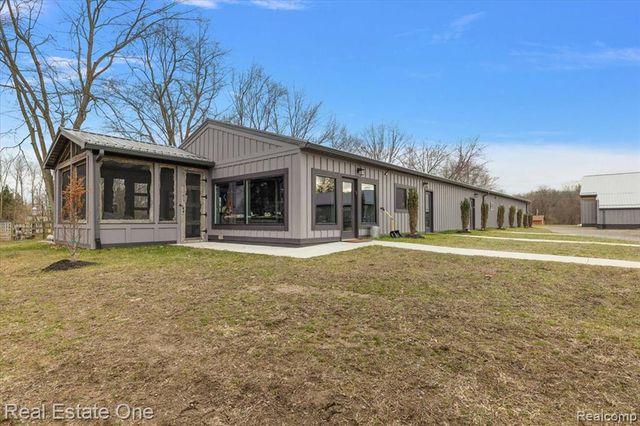1050 Oxbow Lake Road, White Lake, MI 48386