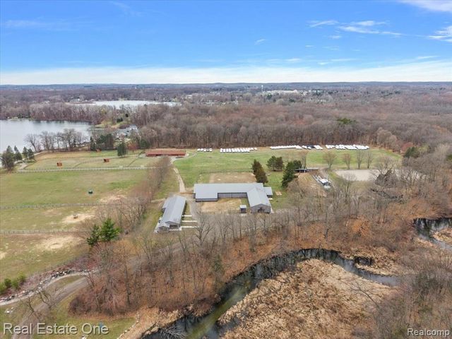 1050 Oxbow Lake Road, White Lake, MI 48386