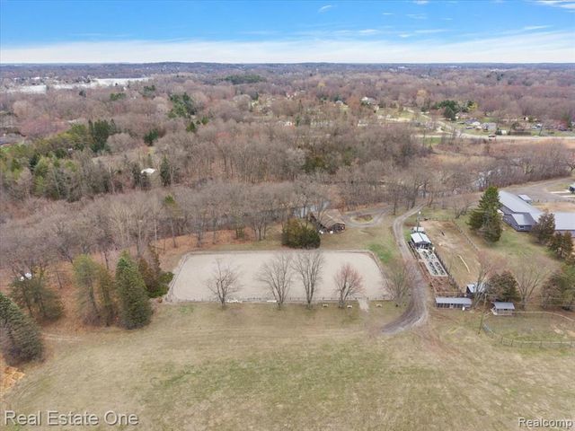 1050 Oxbow Lake Road, White Lake, MI 48386