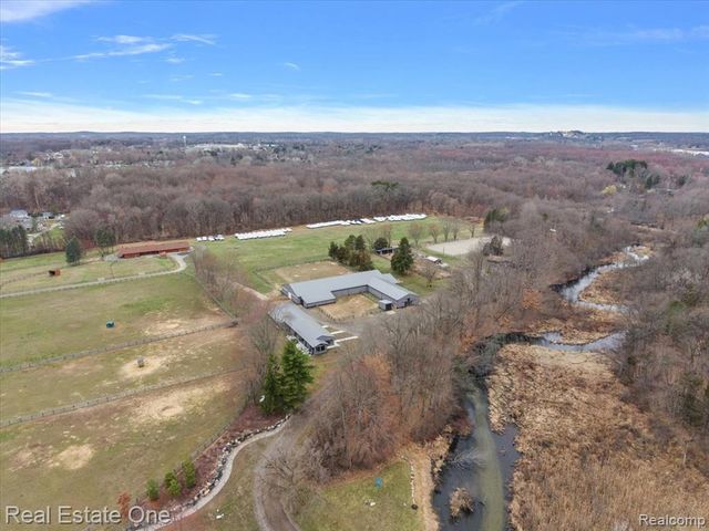 1050 Oxbow Lake Road, White Lake, MI 48386