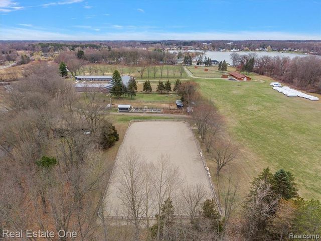1050 Oxbow Lake Road, White Lake, MI 48386