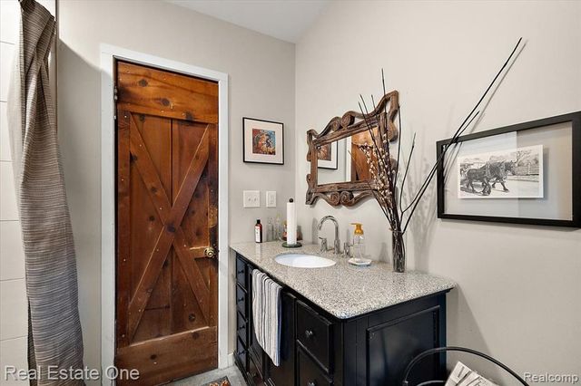 1050 Oxbow Lake Road, White Lake, MI 48386