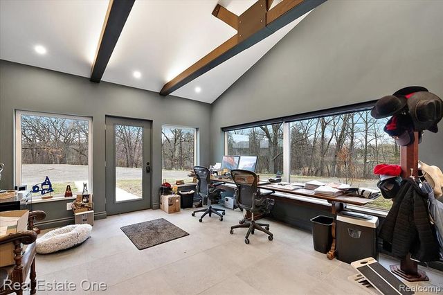 1050 Oxbow Lake Road, White Lake, MI 48386