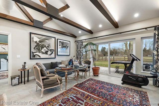 1050 Oxbow Lake Road, White Lake, MI 48386