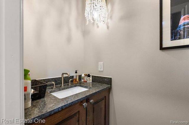 1050 Oxbow Lake Road, White Lake, MI 48386