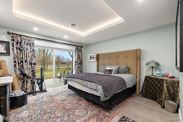 1050 Oxbow Lake Road, White Lake, MI 48386