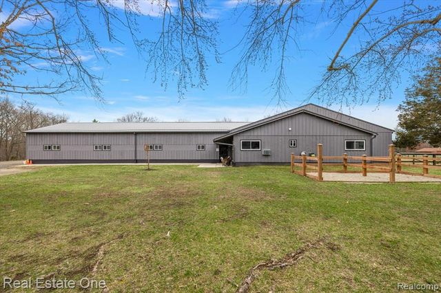 1050 Oxbow Lake Road, White Lake, MI 48386
