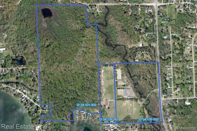 1050 Oxbow Lake Road, White Lake, MI 48386