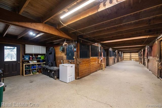 1050 Oxbow Lake Road, White Lake, MI 48386