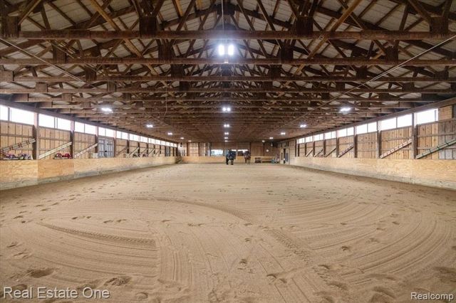 1050 Oxbow Lake Road, White Lake, MI 48386