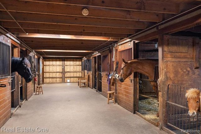 1050 Oxbow Lake Road, White Lake, MI 48386
