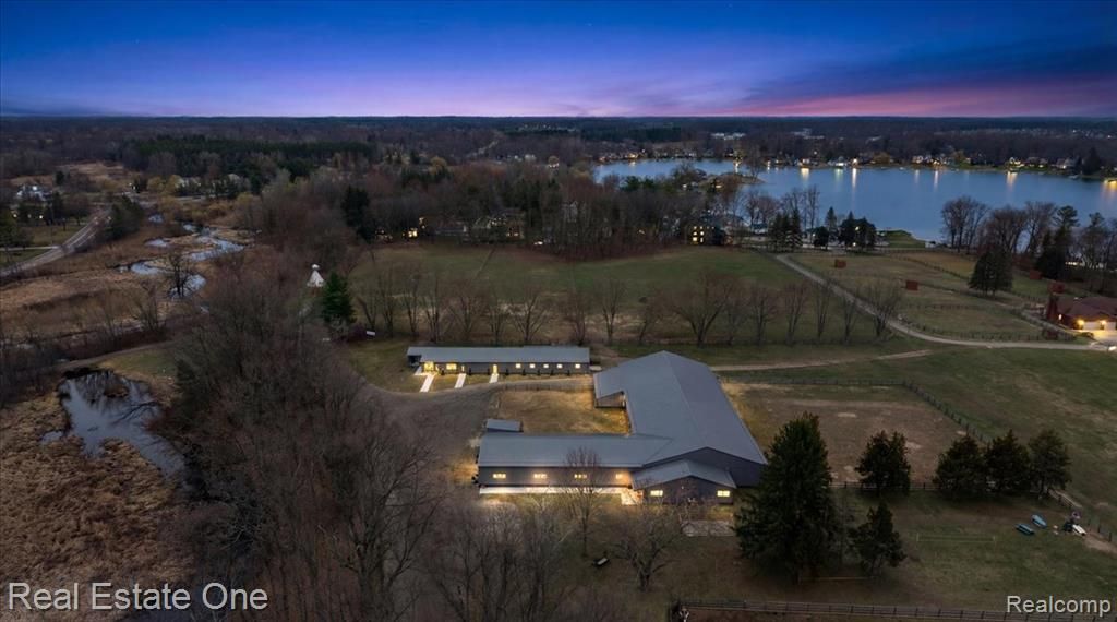 1050 Oxbow Lake Road, White Lake, MI 48386
