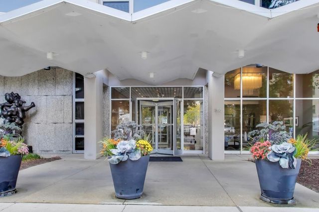 555 W CORNELIA Avenue 1511, Chicago, IL 60657