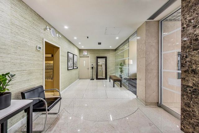 555 W CORNELIA Avenue 1511, Chicago, IL 60657