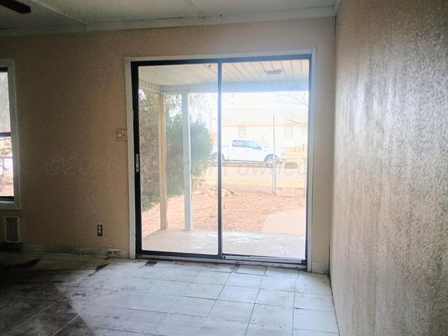 600 Allen Avenue, Stinnett, TX 79083