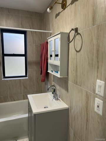 13500 Fenelon Street, Detroit, MI 48212